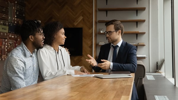 An advisor giving two people advice 