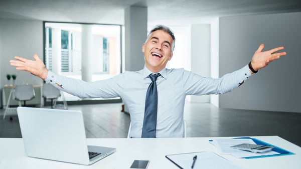 An agency advisor sitting at his desk