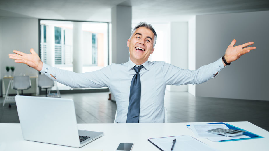 An agency advisor sitting at his desk